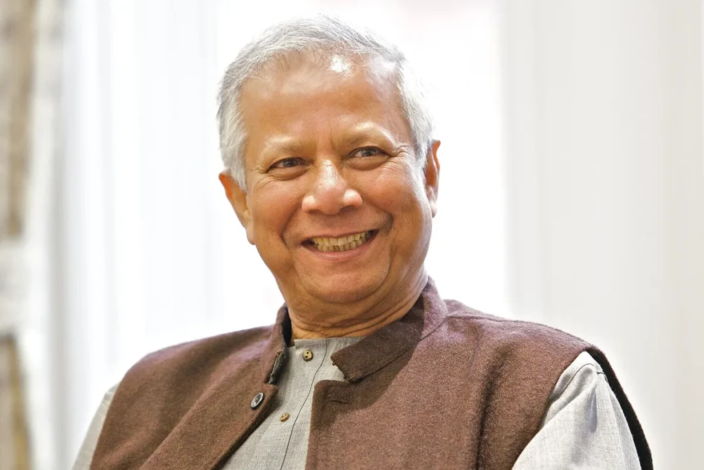 Muhammad Yunus tersenyum saat menghadiri Building Social Business Summit di University of Salford, Mei 2013