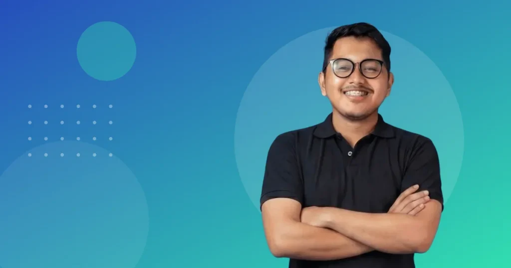 Syauqi, AI business consultant di balik Mcsyauqi, berpose bersedekap sambil tersenyum