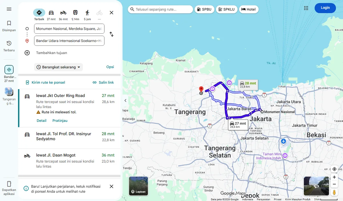 Tangkapan layar Google Maps menampilkan tiga pilihan rute dari Monumen Nasional ke Bandara Soekarno-Hatta beserta perkiraan waktu tempuh